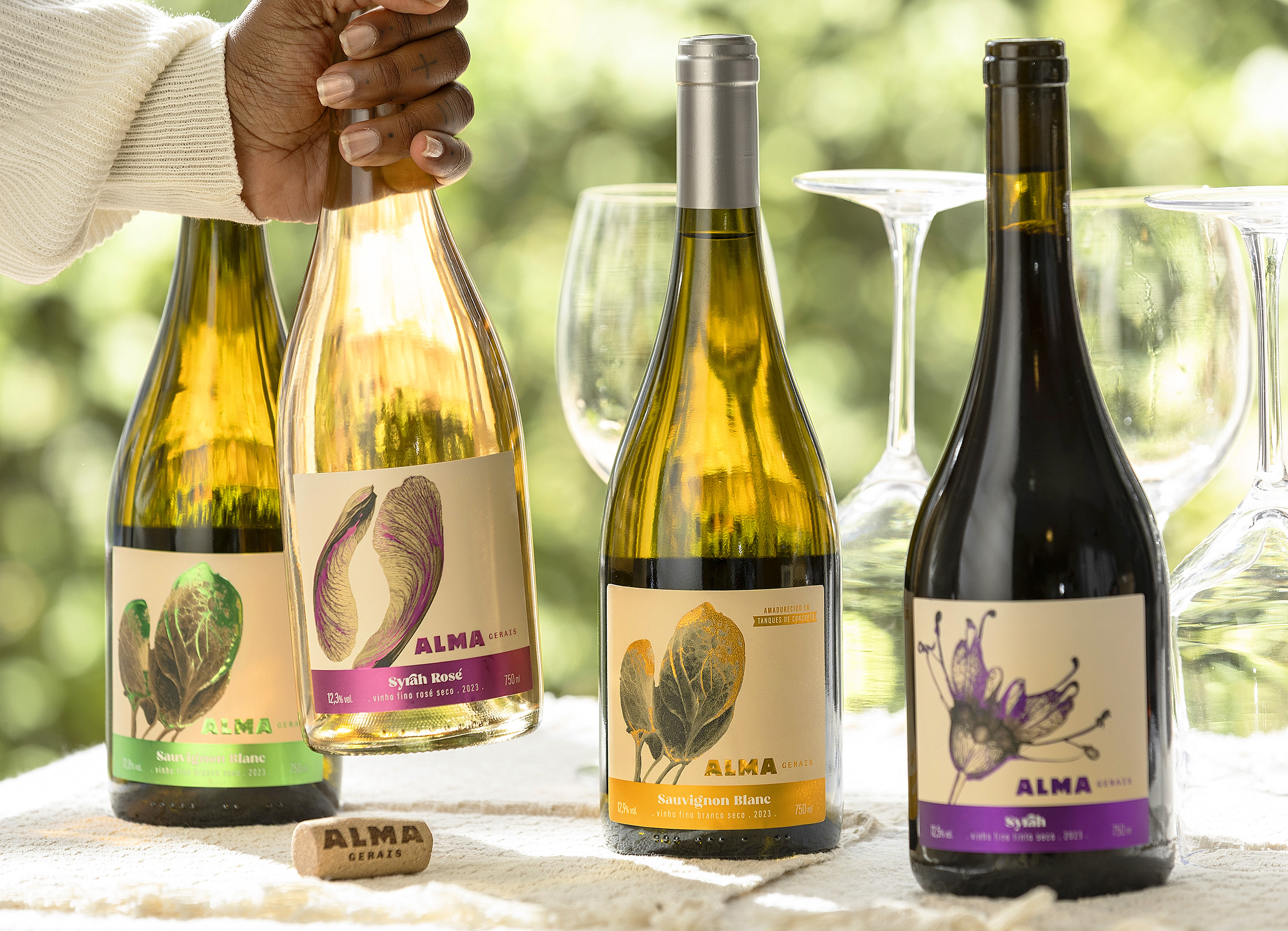 <span style = 'font-size:120%; font-weight: bold;'>Vinho Alma Gerais</span><br>Alma Gerais é uma vinícola do sul de Minas dedicada ao enoturismo. O nome guiou o projeto, ou seja, traduzir graficament...