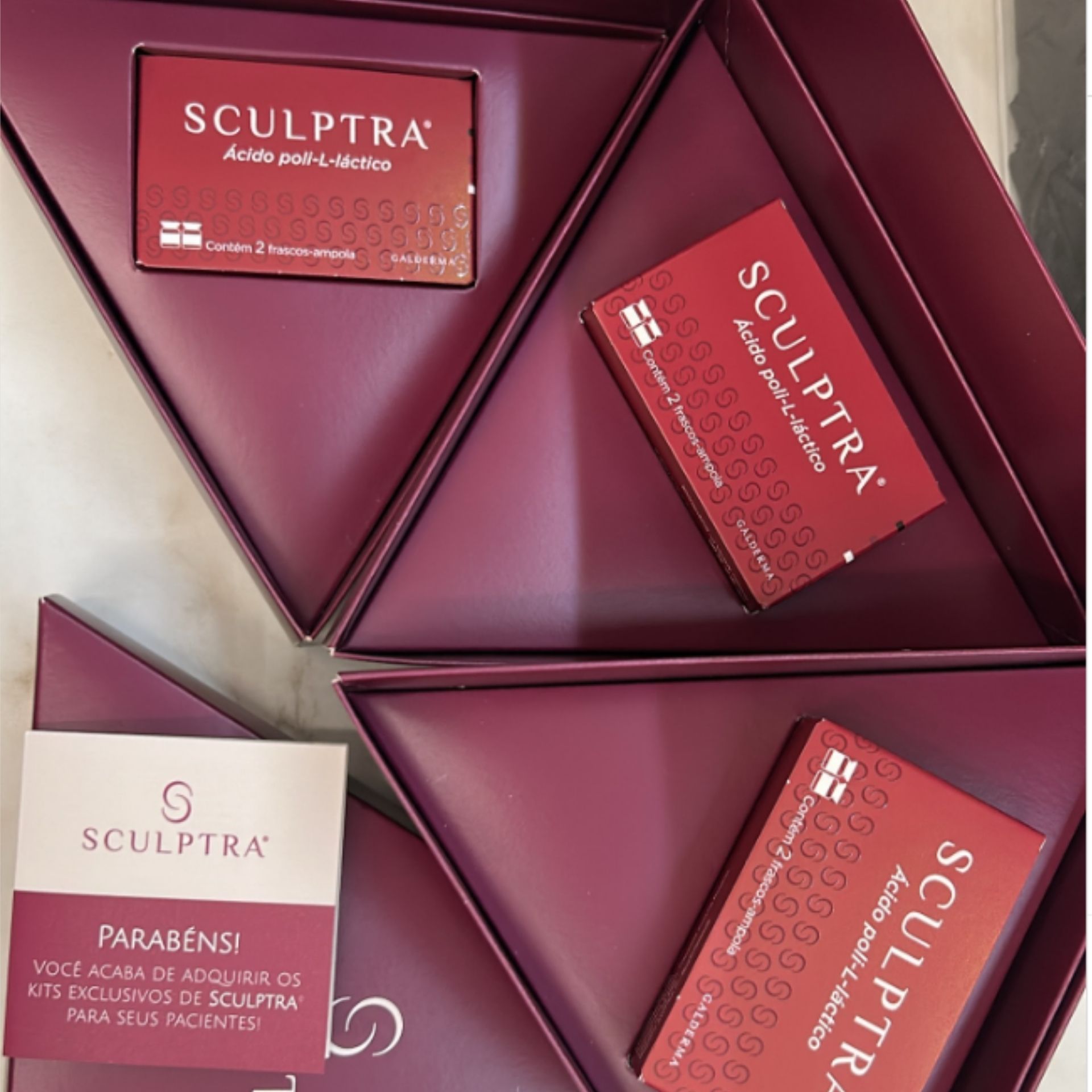 <span style = 'font-size:120%; font-weight: bold;'>Sculptra</span><br>Embalagem inovadora para o Kit Sculptra, composto por 6 ampolas. O design triangular com 3 pavimentos otimiza organizaçã...