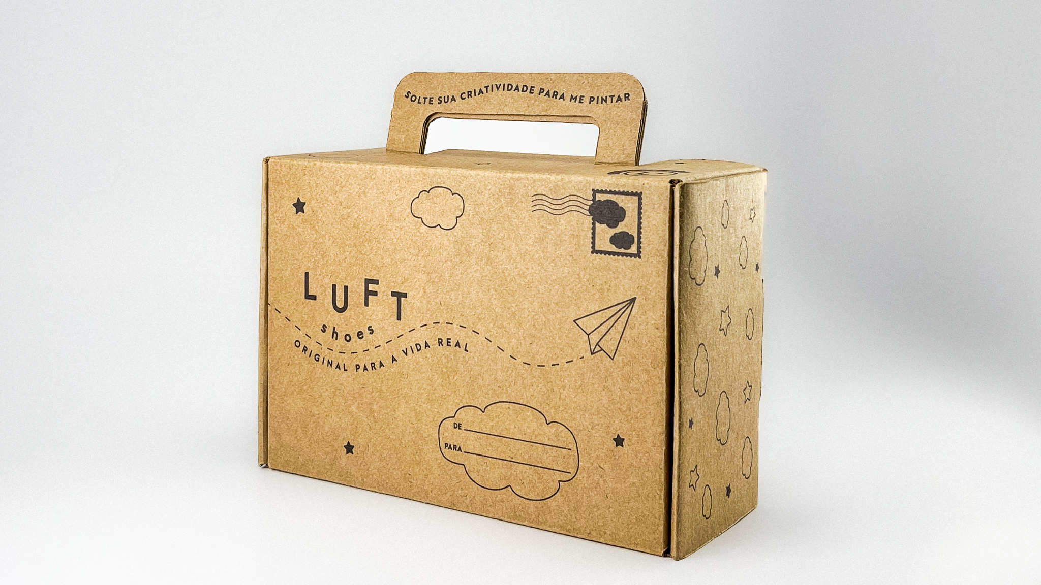 <span style = 'font-size:120%; font-weight: bold;'>Maleta Luft Shoes</span><br>A embalagem maleta da marca Luft Shoes foi planejada pensando na redução de uso de materiais e na experiência do consumi...
