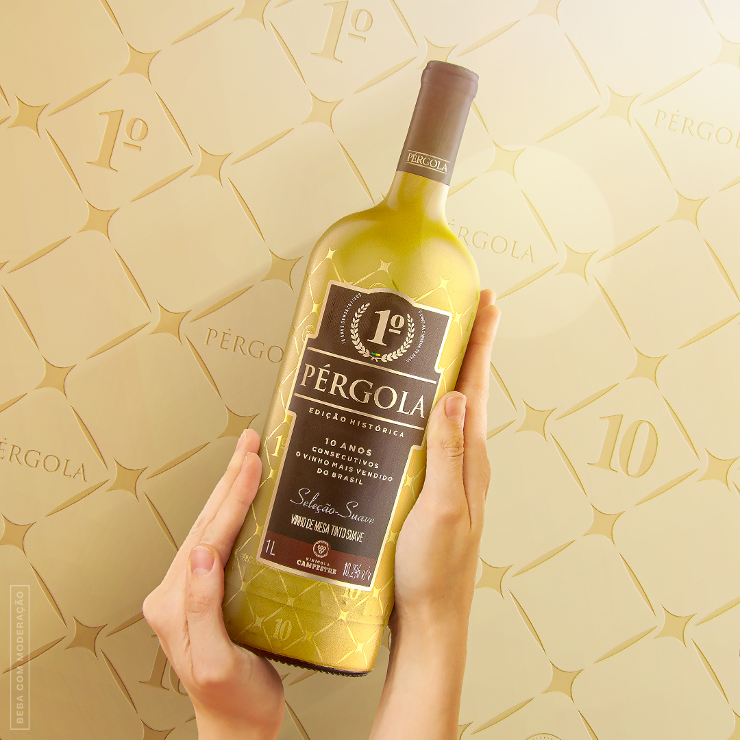 <span style = 'font-size:120%; font-weight: bold;'>Vinho Pérgola Edição Histórica</span><br>Para celebrar 10 anos de sucesso do vinho Pérgola, foi criado o rótulo sleeve dourado com forte impacto visual imitando ...