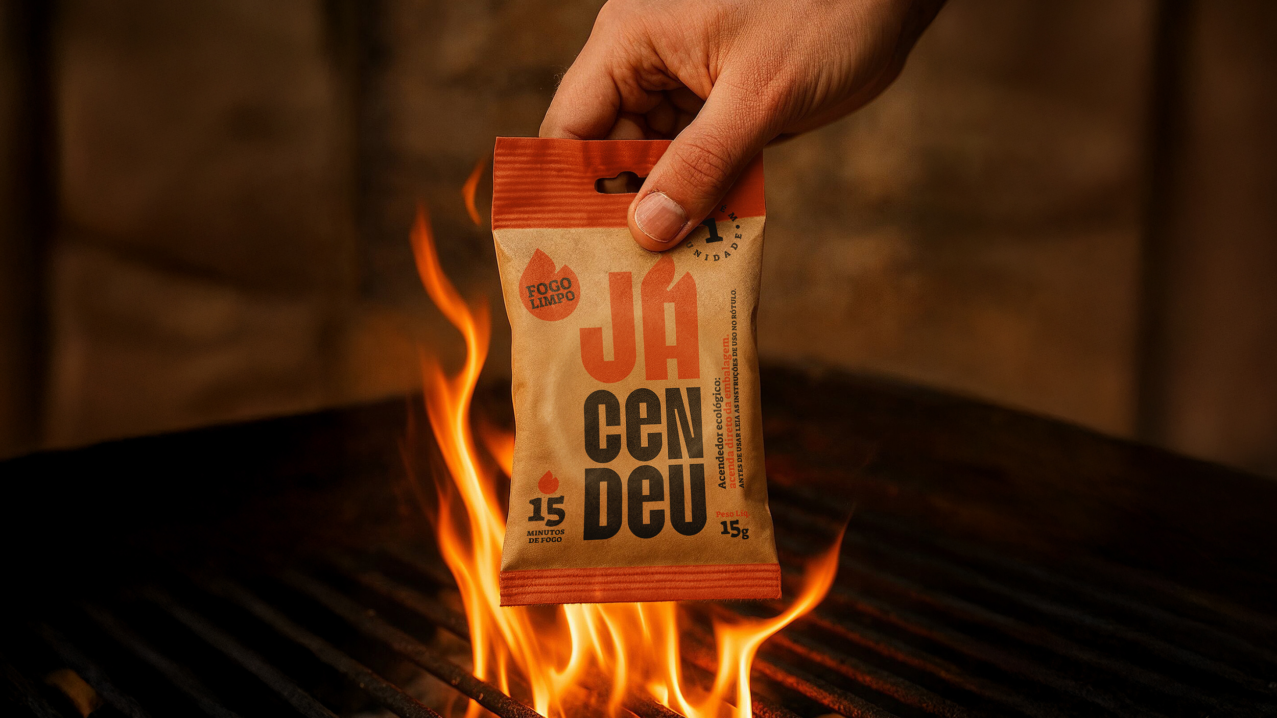 <span style = 'font-size:120%; font-weight: bold;'>Jácendeu</span><br>Criamos nome, identidade e embalagem para um acendedor de churrasqueiras feito 100% com resíduos de bambu. O produto con...