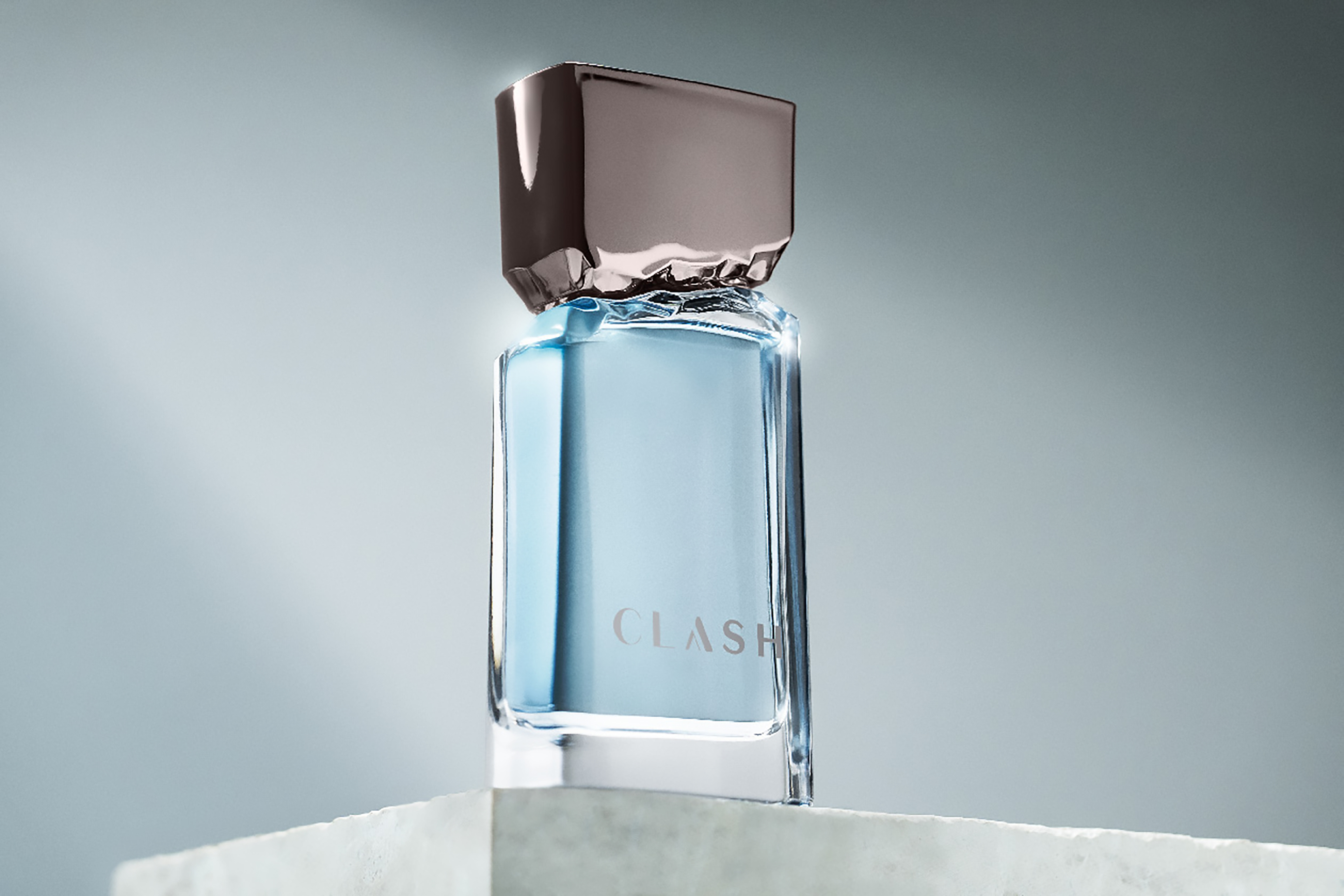 <span style = 'font-size:120%; font-weight: bold;'>CLASH</span><br>Clash une sofisticação, frescor e conexão com o público, traduzindo o storytelling da marca: a quebra das antigas expect...