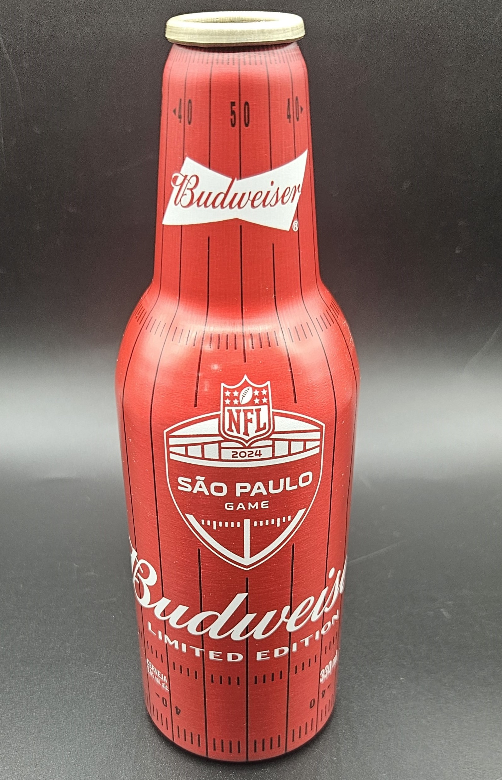 <span style = 'font-size:120%; font-weight: bold;'>Garrafa Budweiser NFL</span><br>A Budweiser, marca de cerveja da empresa Ambev, parceira global da National Football League (NFL) americana e de eventos...