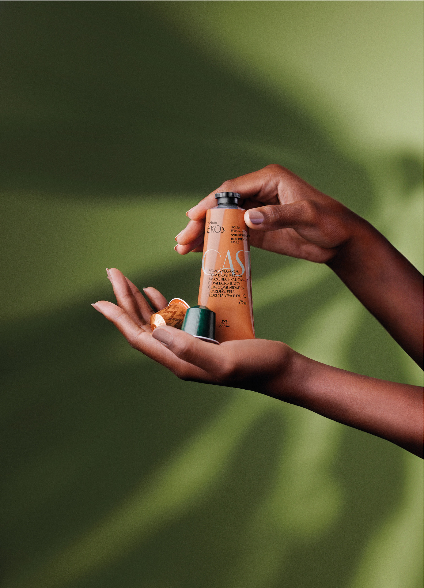 <span style = 'font-size:120%; font-weight: bold;'>Ekos Polpa Castanha Para As Mãos</span><br>A Natura apresenta uma bisnaga pioneira de alumínio 100% reciclado pós-consumo, com parte vinda de cápsulas Nespresso. E...