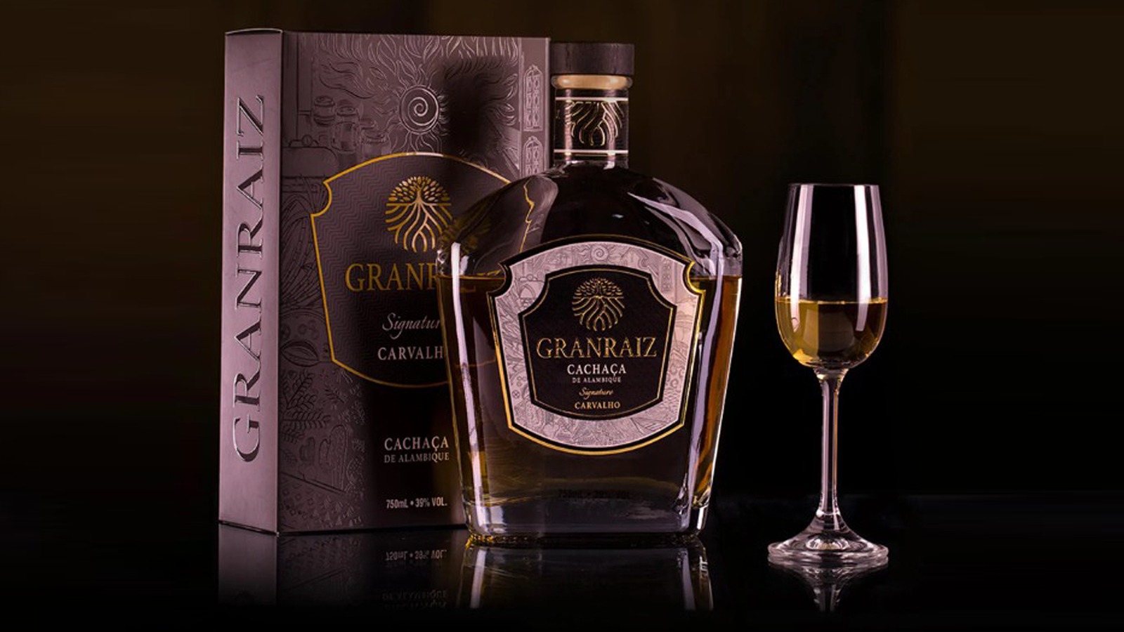 <span style = 'font-size:120%; font-weight: bold;'>Cachaça GRANRAIZ Signature Carvalho</span><br>Desenvolvido em papelcartão triplex, o cartucho alia resistência estrutural e apelo visual, refletindo o posicionamento ...