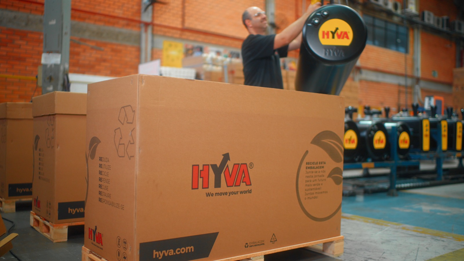 <span style = 'font-size:120%; font-weight: bold;'>Embalagem - E-LINE</span><br>O projeto substituiu caixas de madeira por embalagens de papelão, mais leves e reforçadas, otimizando o frete internacio...