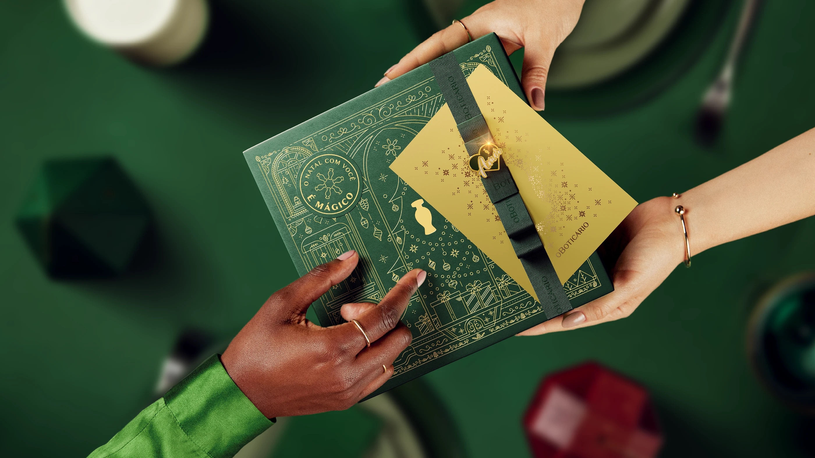 <span style = 'font-size:120%; font-weight: bold;'>O Boticário - Embalagens de Natal 2024</span><br>No Natal, O Boticário celebra as diversas formas de viver essa época especial, valorizando as emoções e conexões humanas...
